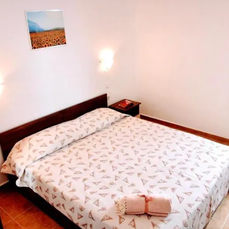Charming 1-bed In Апартамент Ахелой